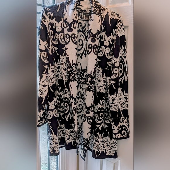 Alfani Sweaters - Elegant Vintage Alfani Geometric design Black & White Reversable Sweater/Jacket